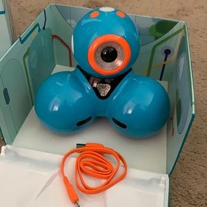 WONDER WORKSHOP DASH ROBOT w/USB Charging Cord